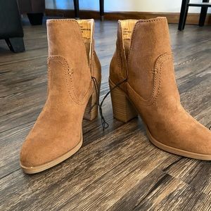 Express cognac booties